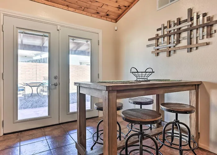 Fenced! Quiet 2-unit Combo In Holiday home